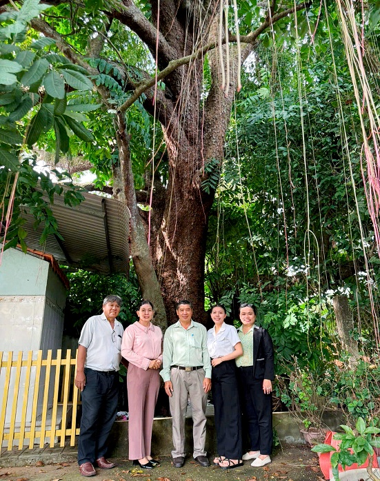 Đoàn khảo sát chụp ảnh cùng “cây Gội nước” và tiến hành đo đếm, phân tích Ảnh: Phòng Văn hóa - Xã hội